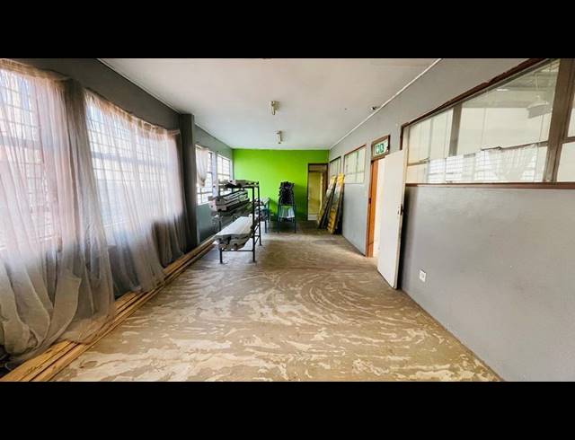 700M² WAREHOUSE TO LET IN LEA GLEN